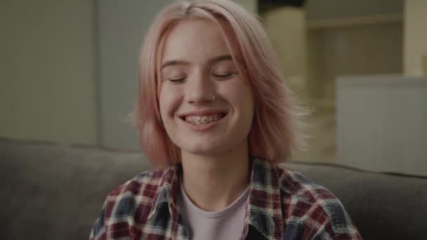 Žena Zubními Závorkami Úsměvem Přiblížit Vtipný Ženský Portrét — Stock video