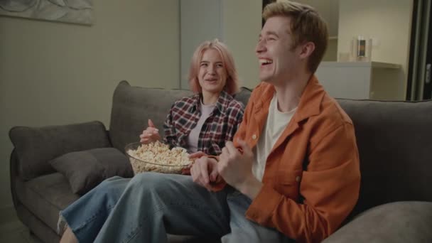 Millennialpaar Hat Spaß Auf Der Couch Junge Erwachsene Männer Und — Stockvideo