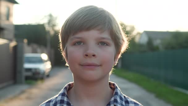 Pojan Muotokuva Auringonvalossa Katsomassa Kameraa — kuvapankkivideo