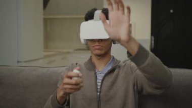 Sanal gerçeklikteki 20 'li yaşlarda elleri olan bir adam. VR Google kullanan Afro-Amerikalı bir erkek evde çalışıyor. Sanal gerçeklikte yazma ve kaydırma. 4K