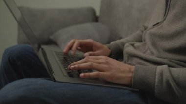 Kara Eller Bilgisayarı Yakından Yazıyor. Çevrimiçi çalışan Afrikalı Amerikalı erkek. 4K
