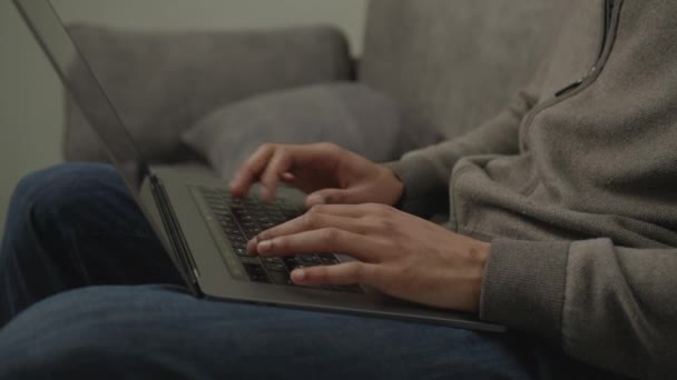 ノートパソコンの黒い手をタイプして閉じます アフリカ系アメリカ人男性がオンラインで働いている — ストック動画