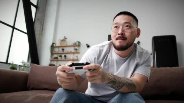 Asiate Gewinnt Videospiel Auf Couch Männlicher Videospielsieger Erhebt Die Hände — Stockvideo