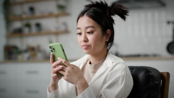 Азіатська Жінка Смс Повідомлення Допомогою Мобільного Телефону Активний Друк Мобільному — стокове відео