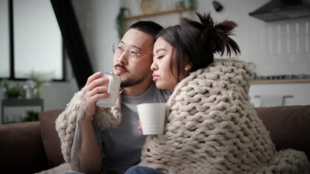 Asijské Rodinné Objímání Zabalené Kostkovaném Doma Manžel Manželka Pijou Kávu — Stock video