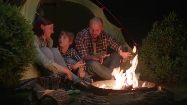 Family Talking Sitting Tent Campfire Night Serata Campeggio Fuoco Parlare — Video Stock