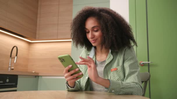 Mulher Mensagens Usando Smartphone Mulher Negra Navegar Online Cela Detenção — Vídeo de Stock
