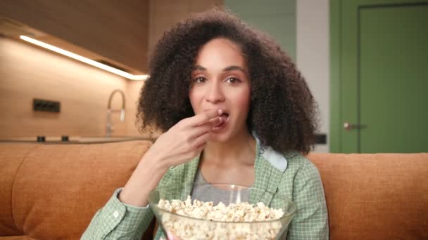 Vrouw Eet Popcorn Terwijl Naar Camera Kijkt Lachende Vrouw Geniet — Stockvideo