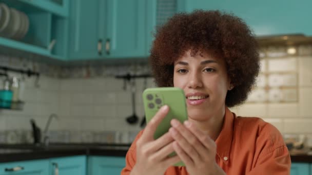 Kobieta Trzymająca Zielony Ekran Telefon Komórkowy Przed Kamerą Afroamerykanka Pokazująca — Wideo stockowe