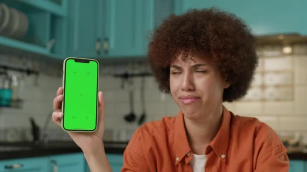 Mujer Mostrando Aplicación Pantalla Verde Que Funciona Está Satisfecho Con — Vídeos de Stock