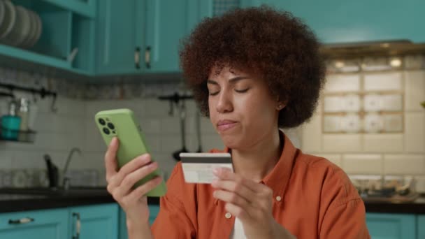 Schwarze Frau Kann Nicht Online Bezahlen Weil Kein Geld Auf — Stockvideo