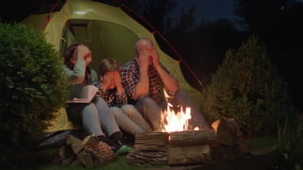 Family Making Wish Sitting Tent Campfire Night Serata Campeggio Fuoco — Video Stock