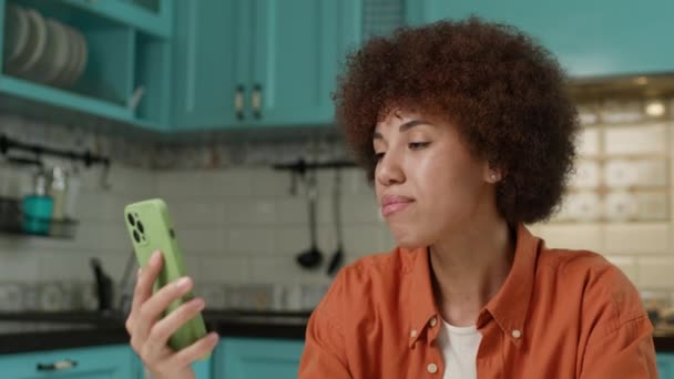 Donna Afroamericana Videochiamata Vicino Donna Millenaria Che Parla Con Cellulare — Video Stock