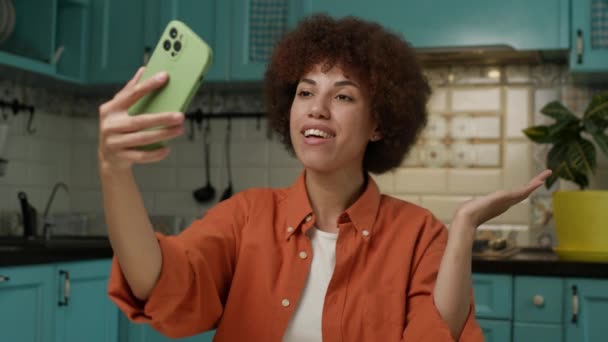 Donna Nera Scattare Selfie Foto Seduto Casa Una Donna Che — Video Stock