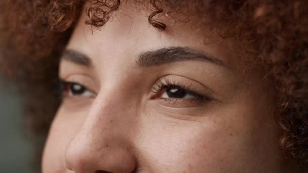 Meia Cara Feminina Olhar Para Câmara Olhos Mulher Negra Abrir — Vídeo de Stock