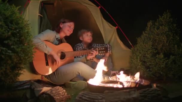 Mama Spielt Gitarre Und Singt Mit Kind Das Nachts Zelt — Stockvideo