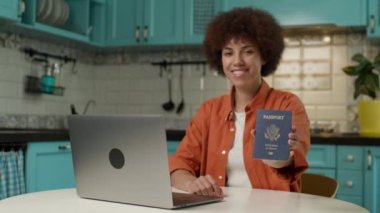 Afro-Amerikan Kadın Kamera 'da Amerikan pasaportu gösteriyor. Mutlu Amerikan vatandaşları. 4K