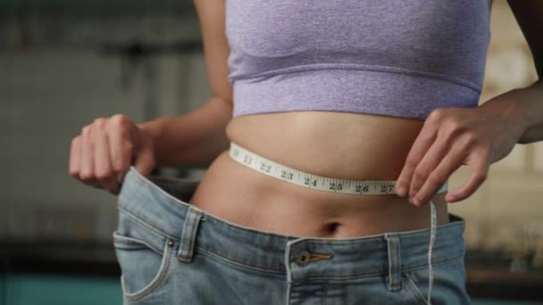 Schlanke Schwarze Frau Mit Maßband Über Der Taille Erfolgreicher Gewichtsverlust — Stockvideo