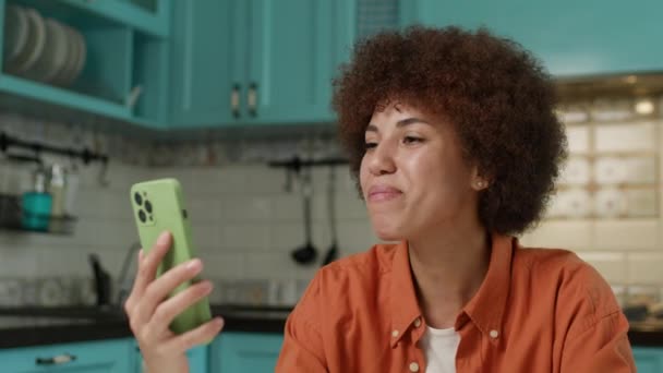 Mujer Hablando Línea Con Teléfono Celular Hembra Negra Está Videollamada — Vídeos de Stock