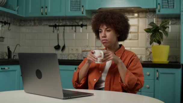 Black Woman Watching Series Using Laptop Inglés Mujer Disfruta Película — Vídeo de stock
