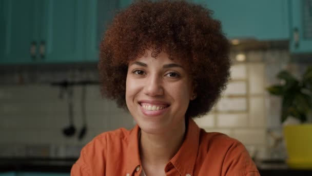 Mulher Negra Sorrindo Olhando Para Câmera Retrato Feminino Afro Americano — Vídeo de Stock