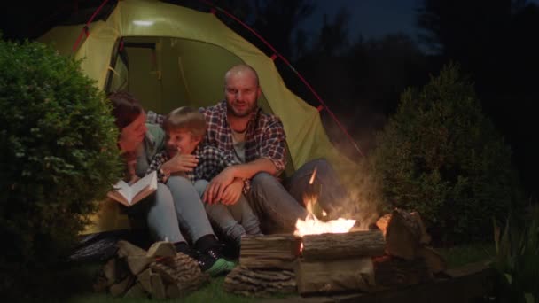 Family Talking Sitting Tent Campfire Night Evening Camping Fire Talk — Stock Video