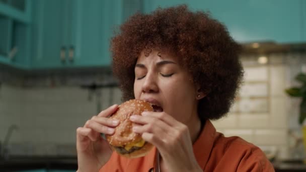 Donna Afroamericana Che Mangia Hamburger Vicino Donna Nera Affamata Che — Video Stock