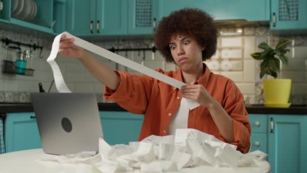 여성은 금융을 아프리카계 미국인 20대 노트북을 영수증을 4K는 — 비디오