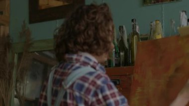 Easel 'da Resim Yapan Kadın. Tuvale resim çizen konsantre sanatçı. 4K