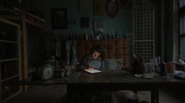 Geceleri Tablet Bilgisayar kullanan bir kadın. Kadın Grafik Tasarımcısı iş için tablet kullanıyor. 4K