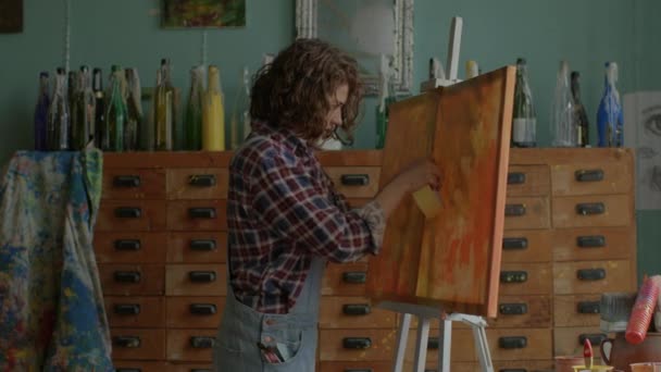 Woman Creating Her Masterpiece Close Female Artist Painting Canvas Workshop — Vídeo de Stock