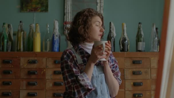 Mujer Bebiendo Pie Taller Una Pintora Sosteniendo Una Taza Café — Vídeos de Stock