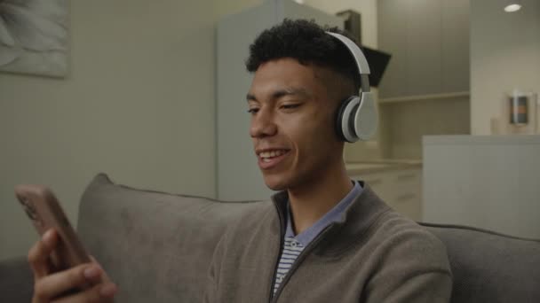 Man Headphone Singing Songs Holding Cellphone Veinteañeros Macho Disfruta Música — Vídeos de Stock