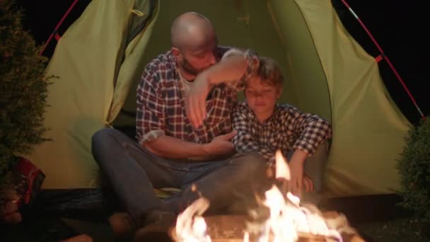 Father Sleeping Kid Sitting Tent Fire Family Camping Evening Talk — Stock Video