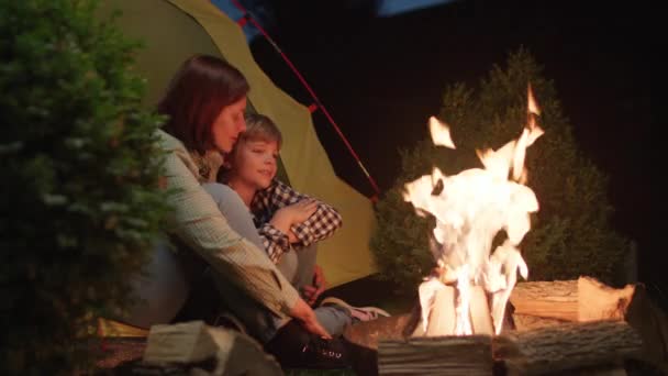 Mother Kid Talking Sitting Tent Campfire Evening Camping Fire Family — Stock Video