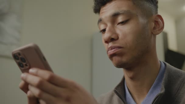 Afrikai Amerikai Férfi Sms Ezés Mobiltelefonon Bezárás Millenniumi Férfi Böngészés — Stock videók