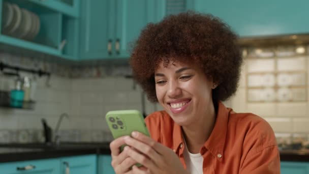 Mujer Negra Charlando Línea Riendo Usando Teléfono Celular Mujer Milenaria — Vídeos de Stock