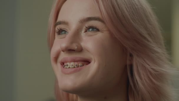 Femme Avec Des Appareils Dentaires Portrait Souriant Jolie Femme Une — Video