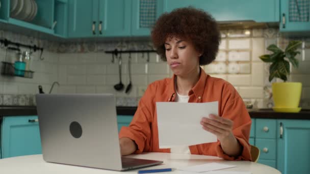Czarna Kobieta Podpisuje Dokumenty Laptopie Letni Przedsiębiorca Zarządzający Papierkową Robotą — Wideo stockowe