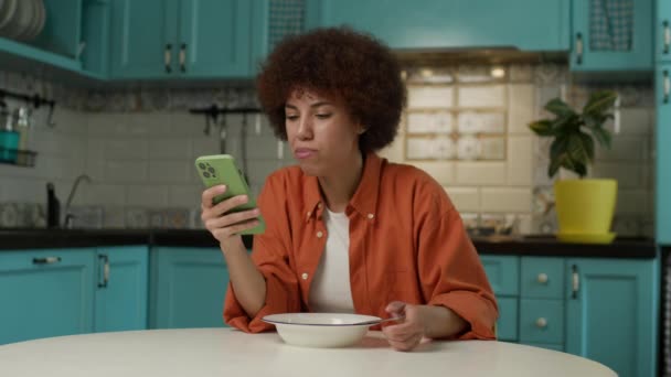 Fekete Mobilt Használ Reggeli Közben Gadget Függő Személy Eszik Böngészés — Stock videók