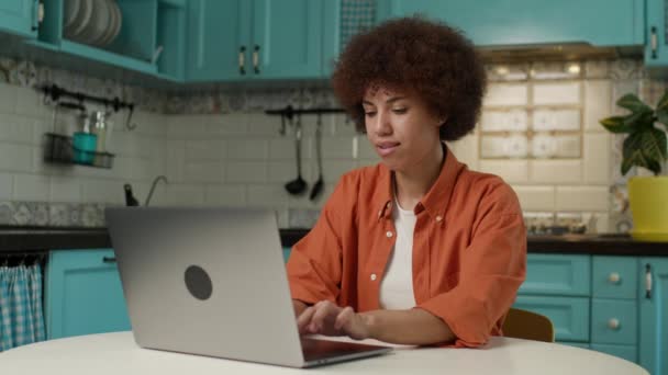 20S Žena Psaní Notebooku Pracující Online Doma Černá Žena Pracuje — Stock video