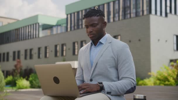 Black Businessman Arbetar Online Utomhus Afroamerikan Som Använder Laptop Utanför — Stockvideo