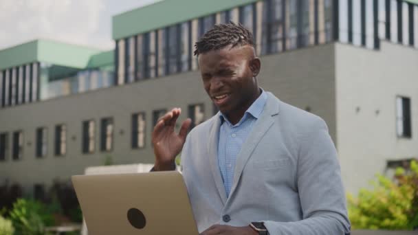 Black Businessman Tem Dor Cabeça Trabalhando Laptop Homem Afro Americano — Vídeo de Stock