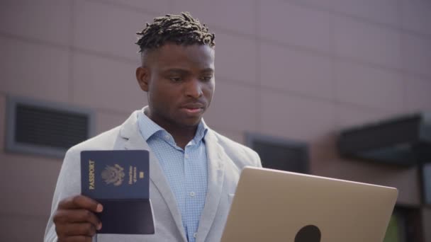 Homem Negro Trabalhando Com Documento Passaporte Usando Laptop Homens Negócios — Vídeo de Stock