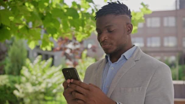 Черный Бизнесмен Печатает Мобильного Телефона Стоящего Снаружи Афроамериканец Пишет Смс — стоковое видео