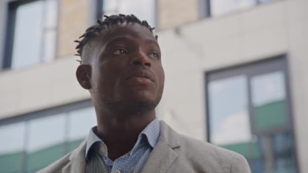 Black Businessman Smiler Til Kameraet African Man Portræt Udenfor – Stock-video
