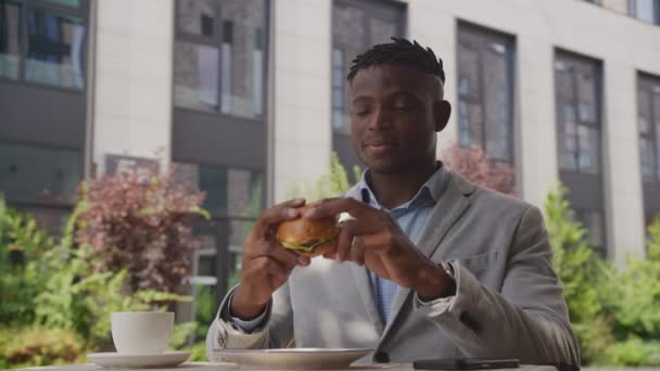 Czarny Człowiek Hamburgera Zewnątrz Afroamerykanin Biznesmen Delektujący Się Smacznym Burgerem — Wideo stockowe
