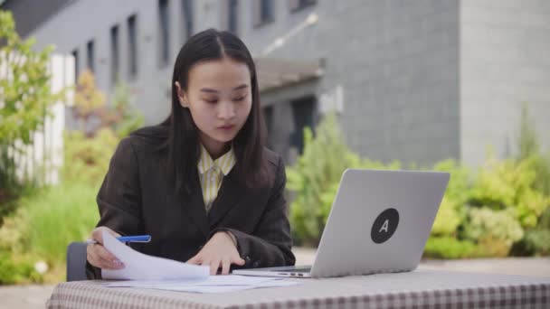 Asijské Podnikatelka Práce Dokumenty Pomocí Notebooku Mladá Podnikatelka Venku Podepisuje — Stock video