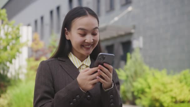 Mulher Asiática Navegando Celular Fora Jovem Mulher Adulta Usando Smartphone — Vídeo de Stock