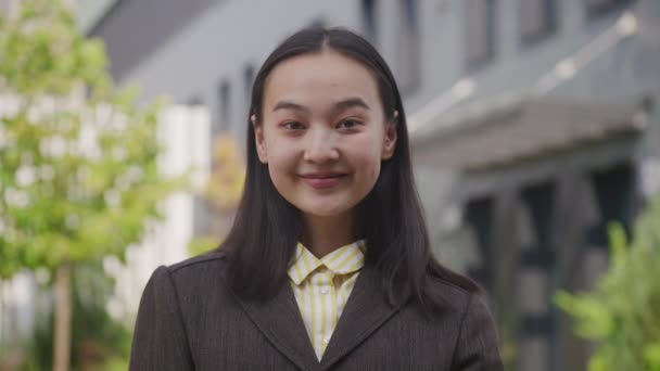 Portrait Féminin Asiatique Souriant Caméra Extérieur — Video